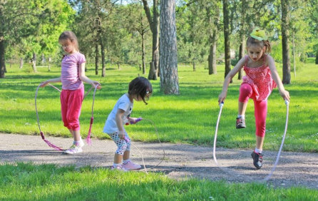 Beneficios de saltar a la cuerda para los niños